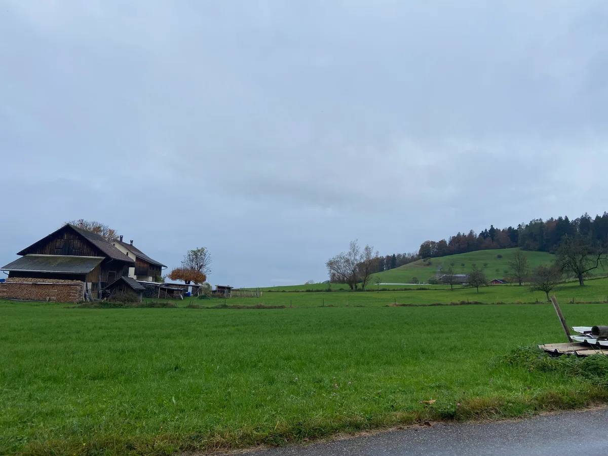Eine Landschaft und ein Bauernhof.
